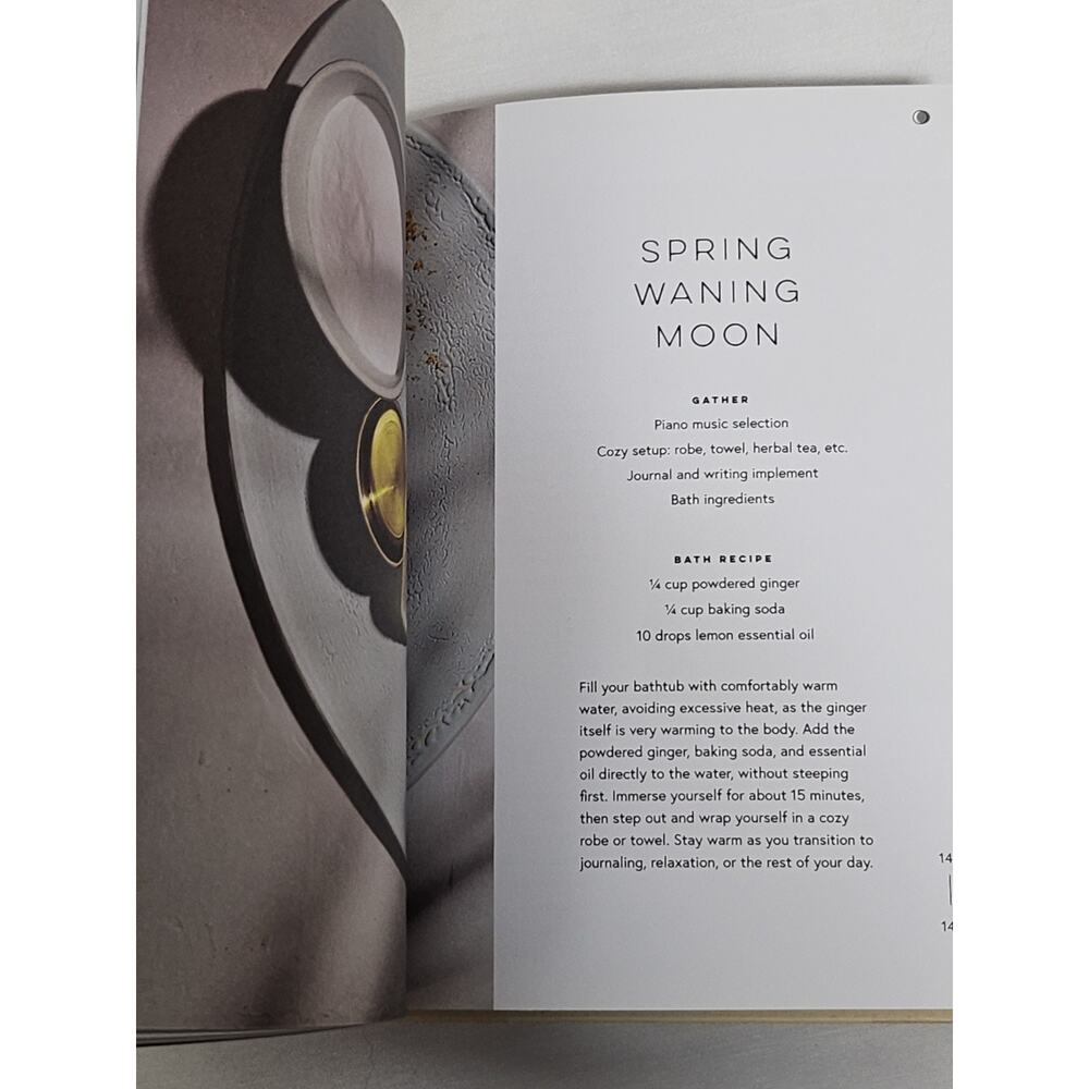 Moon Bath : Bathing Rituals and Recipes for Relaxation and Vitality - Picture 7 of 16